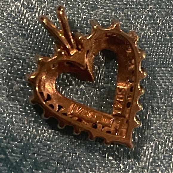 Elegant Gold Heart Pendant with diamonds - Picture 2 of 3